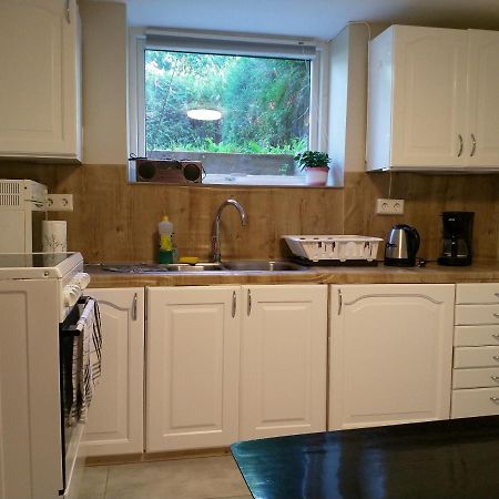 Renovated Semi- Basement 2 Bedrooms Furnished Apartment - Close To Everything In موس المظهر الخارجي الصورة