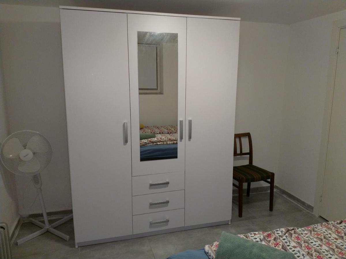 Renovated Semi- Basement 2 Bedrooms Furnished Apartment - Close To Everything In موس المظهر الخارجي الصورة