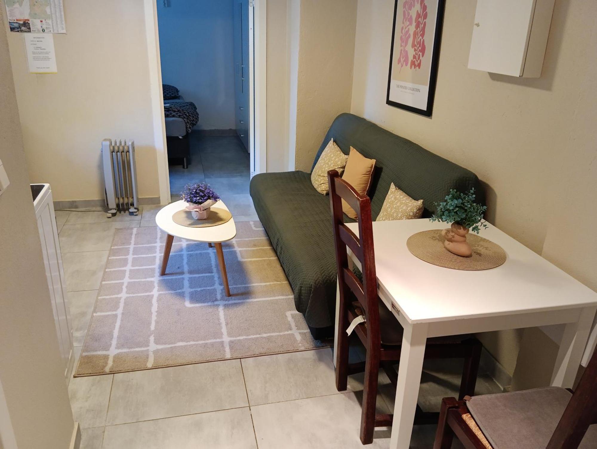 Renovated Semi- Basement 2 Bedrooms Furnished Apartment - Close To Everything In موس المظهر الخارجي الصورة